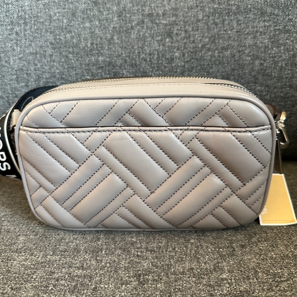 NWT!Michael Kors Peyton Small Quilted Camera Bag Women's Crossbody In Pearl Grey - Picture 4 of 10